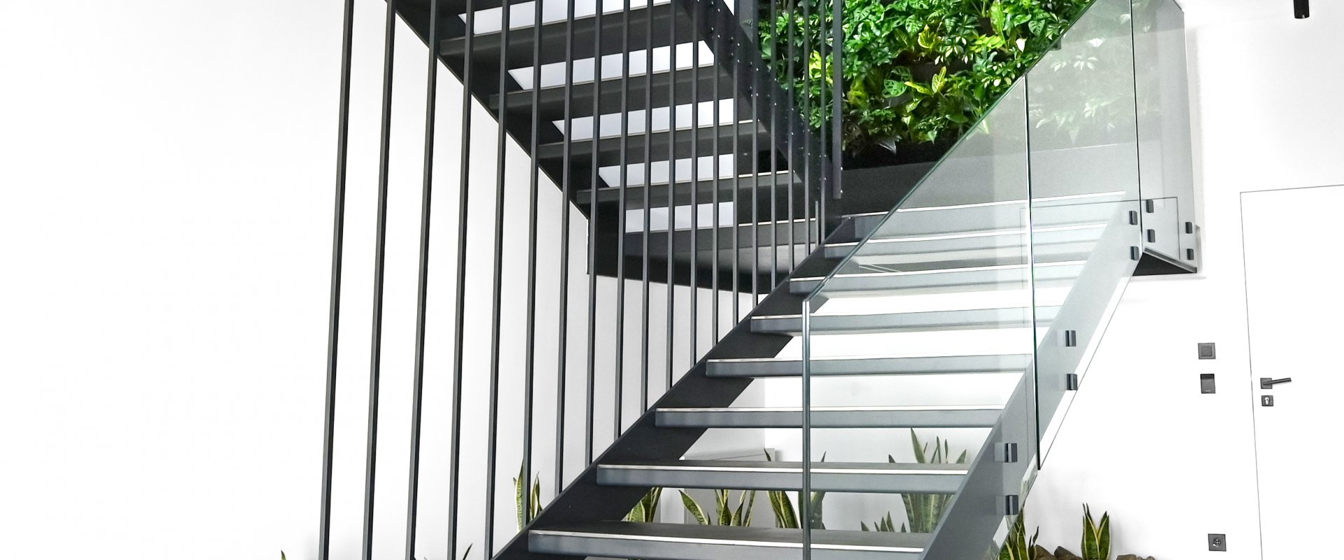 CELOSKLENĚNÉ + SVISLÉ OD STROPU DOLŮ (1/6)