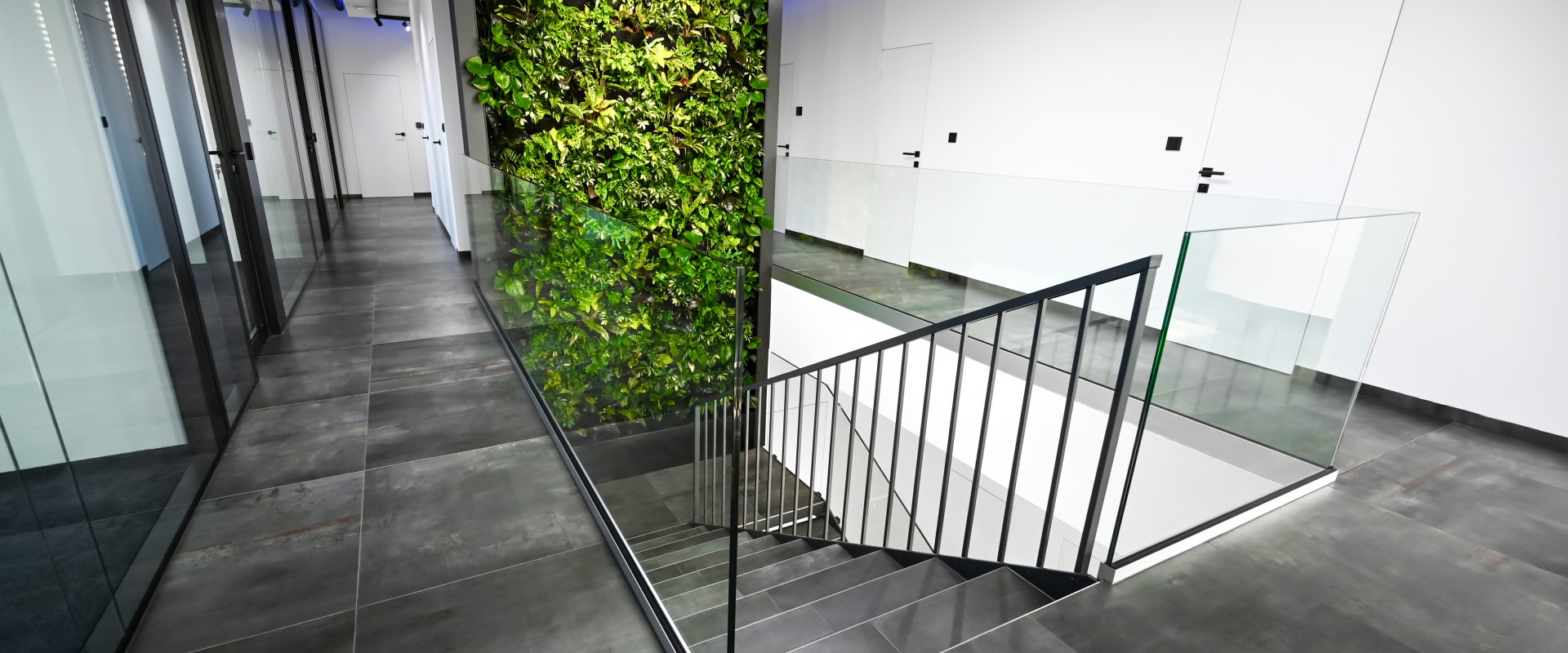 CELOSKLENĚNÉ + SVISLÉ OD STROPU DOLŮ (3/6)