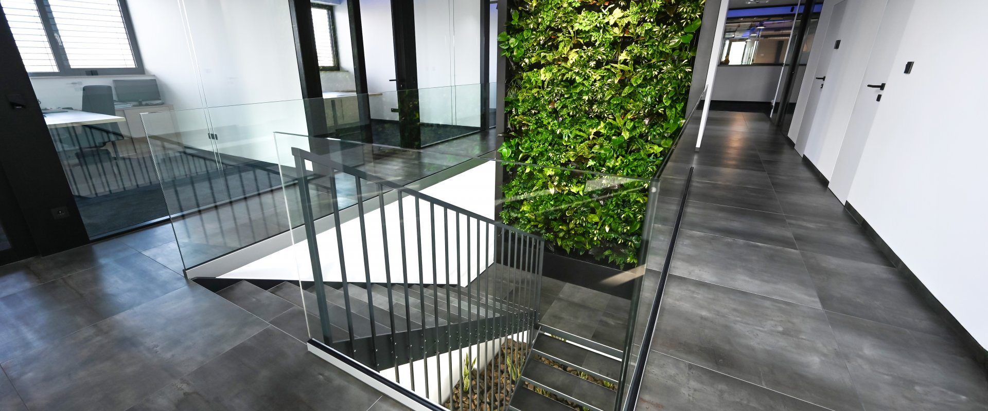 CELOSKLENĚNÉ + SVISLÉ OD STROPU DOLŮ (4/6)