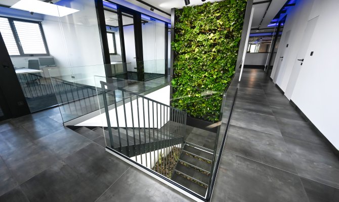 CELOSKLENĚNÉ + SVISLÉ OD STROPU DOLŮ (4/6)