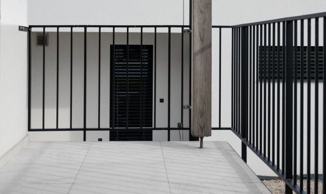 SVISLÉ BAREVNĚ (8/9)