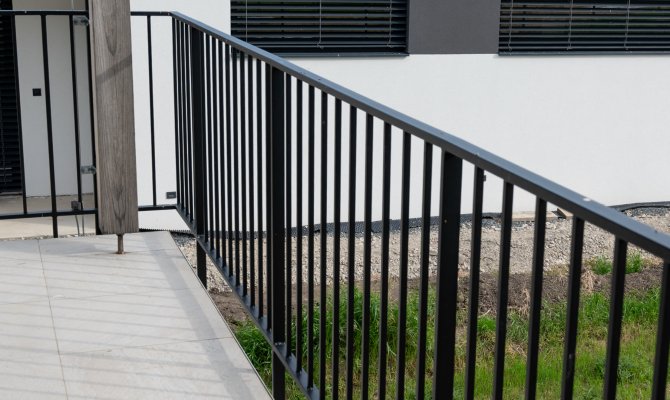 SVISLÉ BAREVNĚ (9/9)